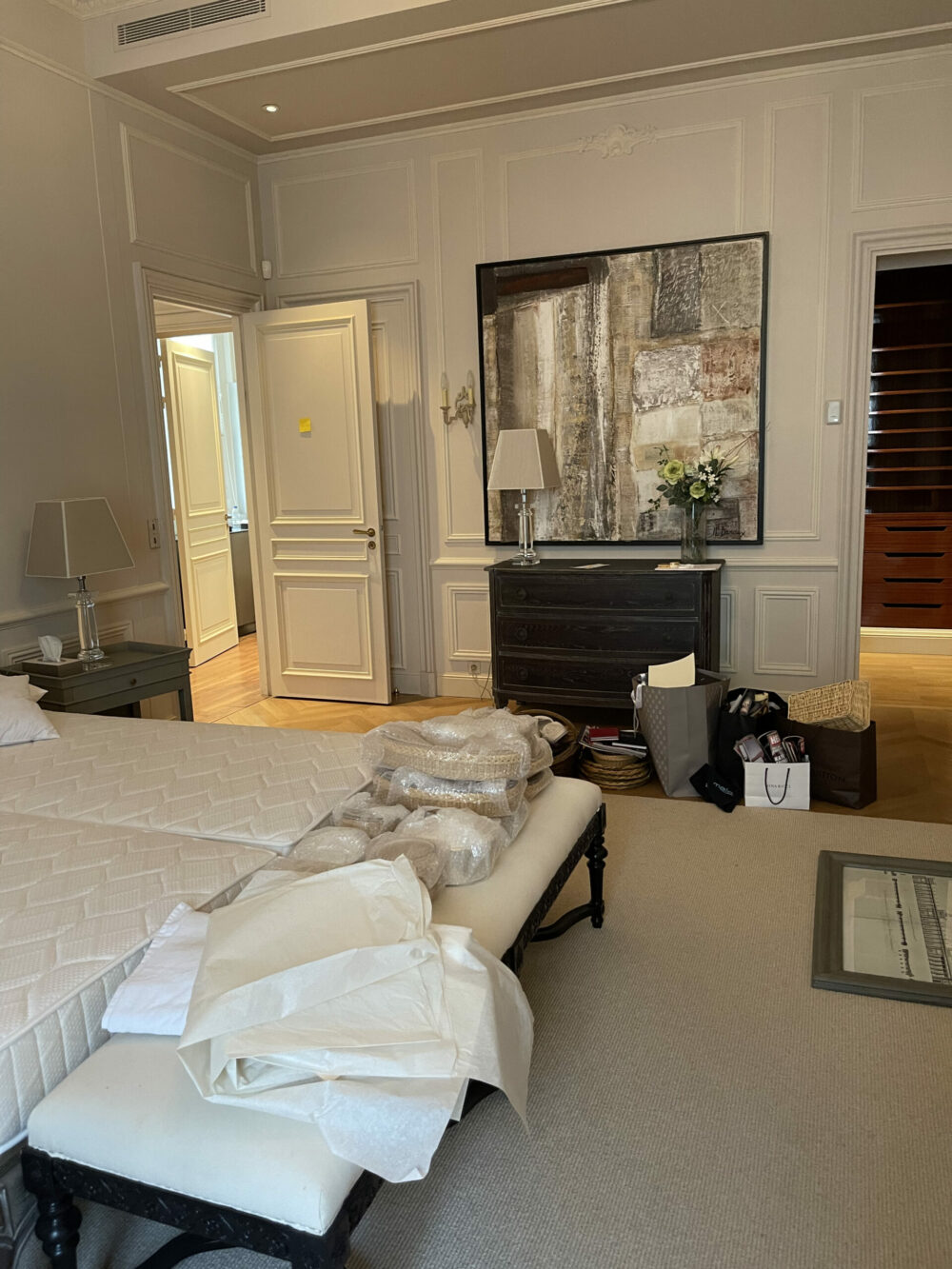 Emballage des objets dans une suite luxueuse